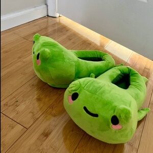Smoko froggie plush slippers